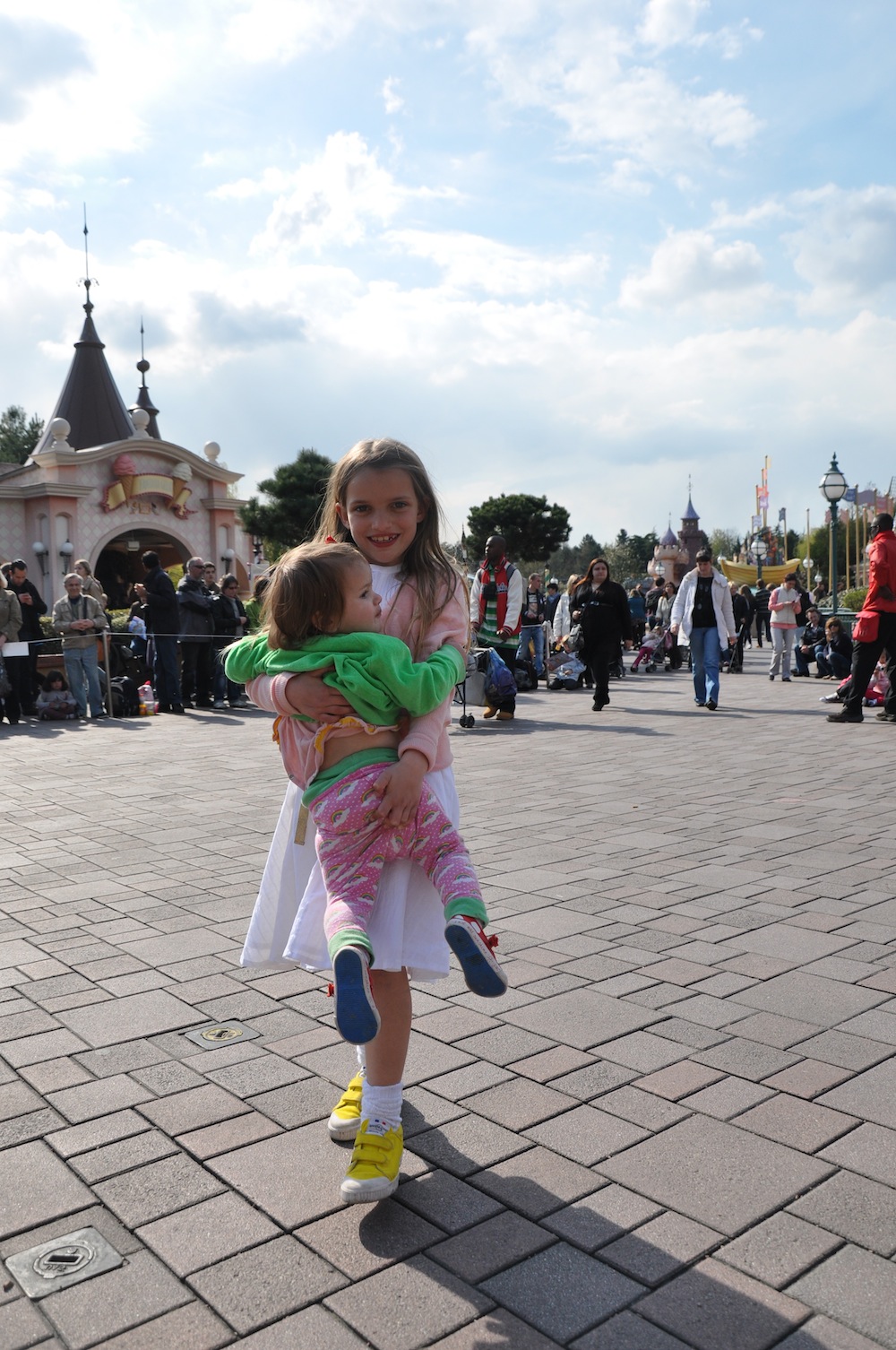 Disneyland_Paris>Iz_carrying_Kitty