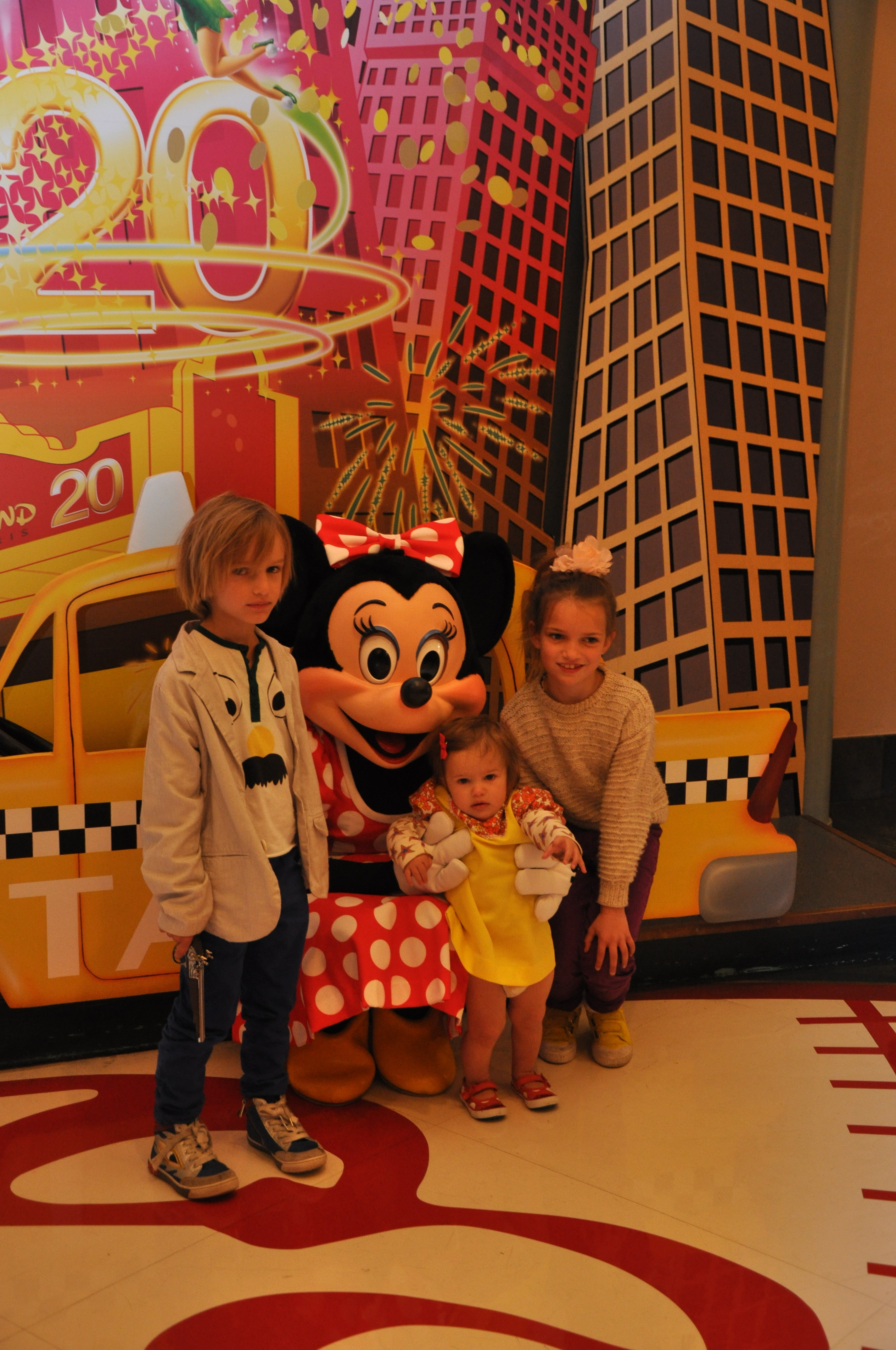 Minnie_Mouse_Disneyland_Paris_Stella_Mccartney