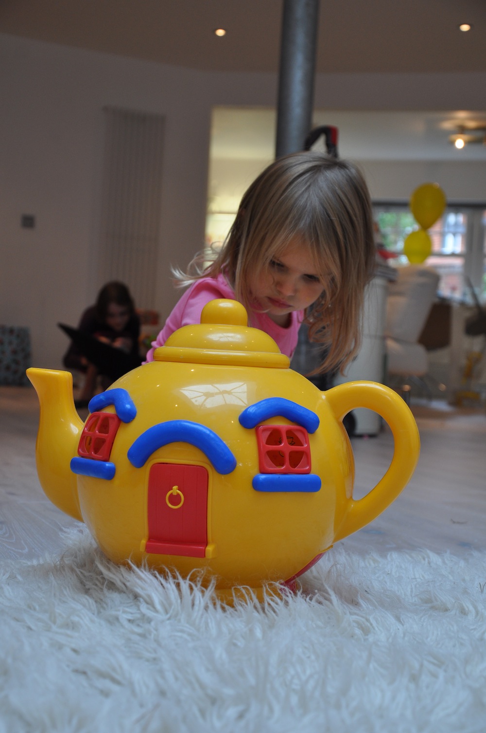 kitty_big_yellow_tea_pot