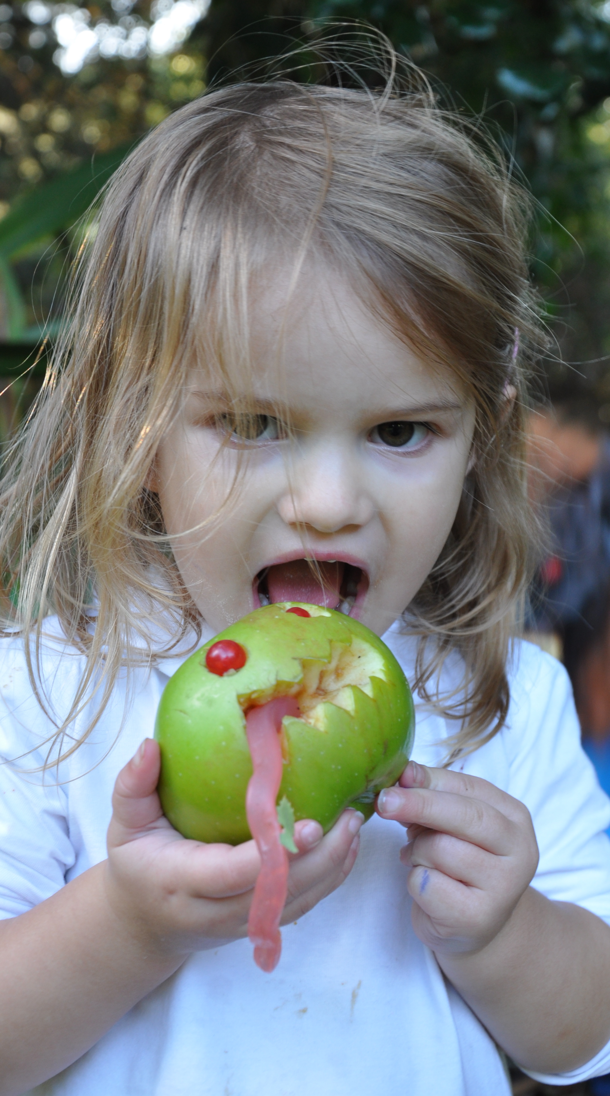 Kitty_alex_and_alexa_halloween_spooky_fruit_at_apple