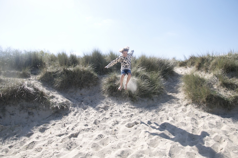 Satch_mini_rodini_sand_dune_jumping