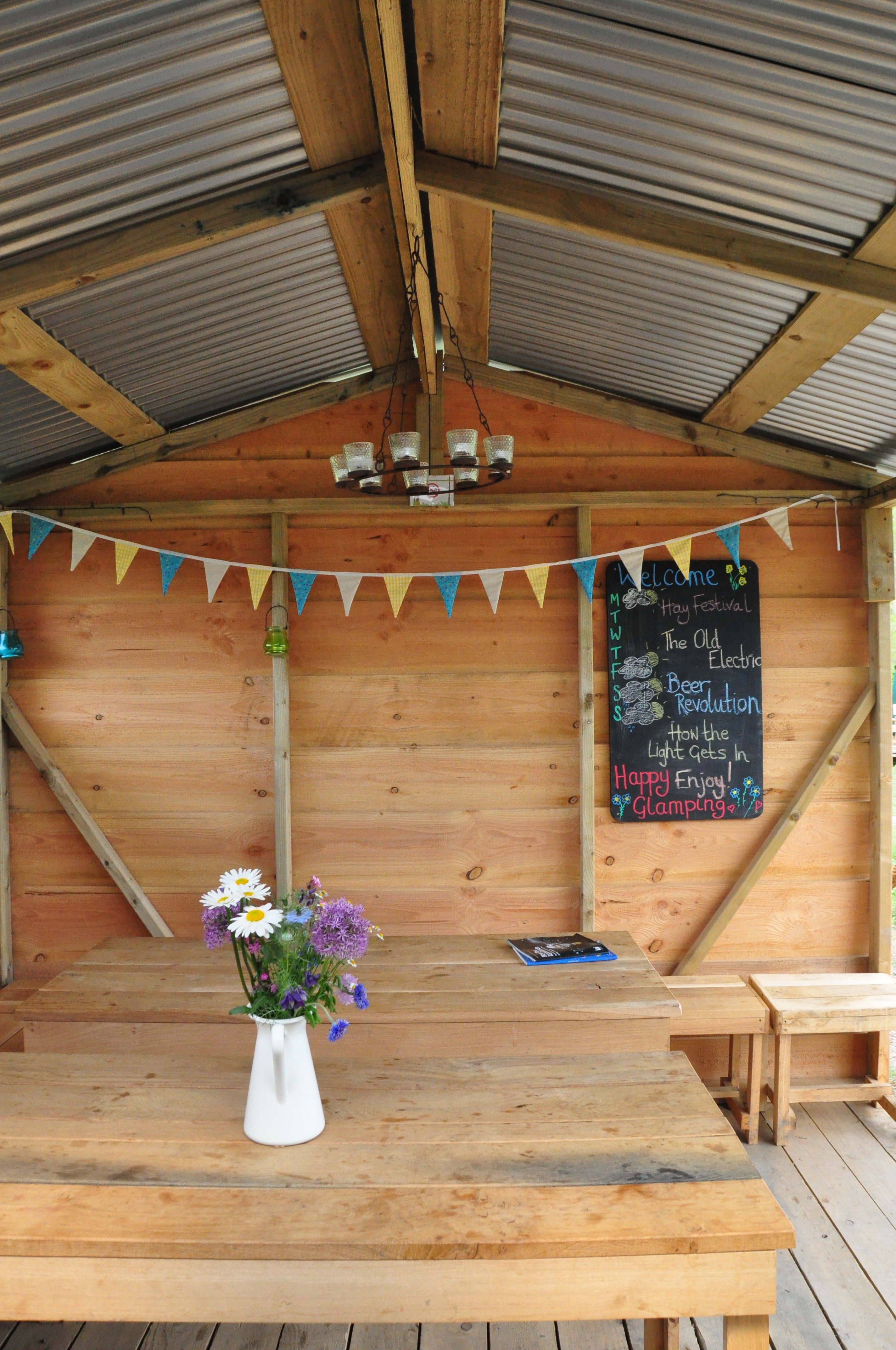 Cosy_under_canvas_glamping_sign
