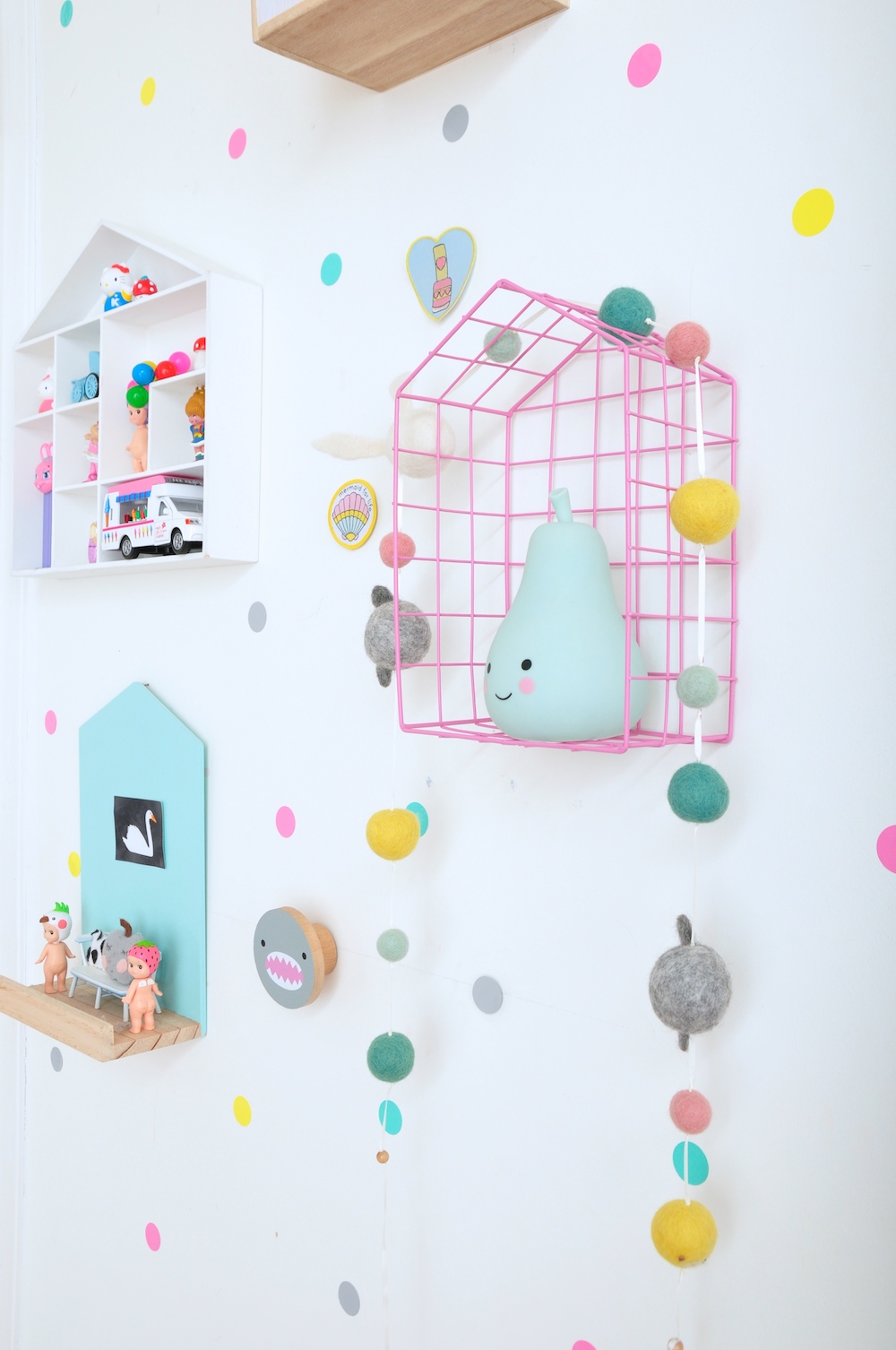 Rabbit_and_sons_house_shelf_confetti_wall_sticker