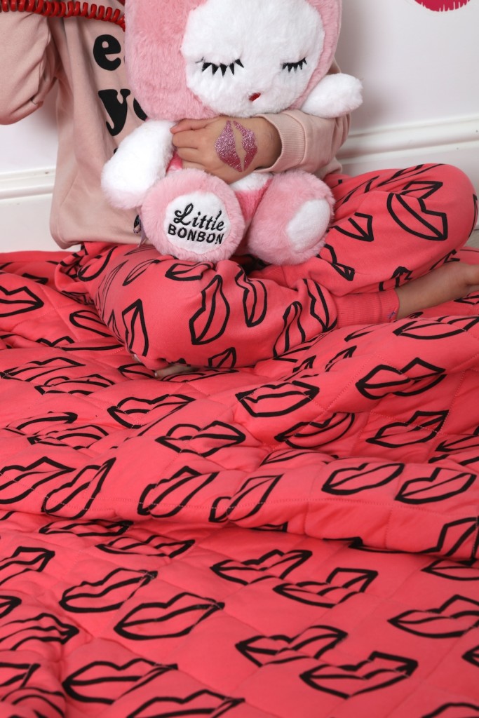 Hugo Loves Tiki kisses Uberkid